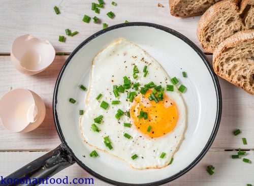 تخم مرغ نیمرو در صبحانه 