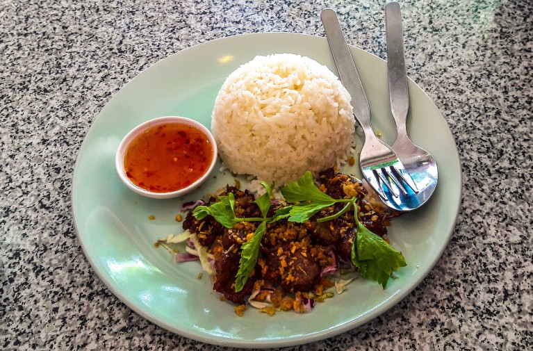 غذای تایلندی همراه با قاشق و چنگال